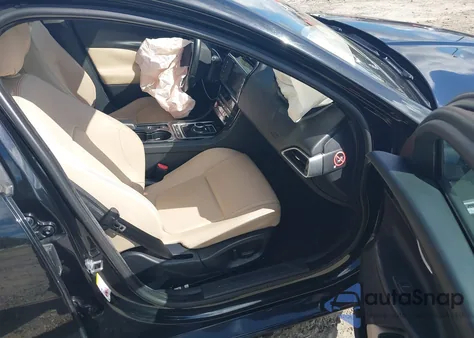 2017 Jaguar Xe Premium z USA, uszkodzony, nr VIN SAJAD4BG2HA968201